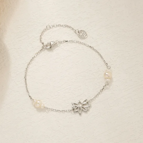 Lotus perlearmbånd i sølv i sterlingsølv fra Spinning Jewelry