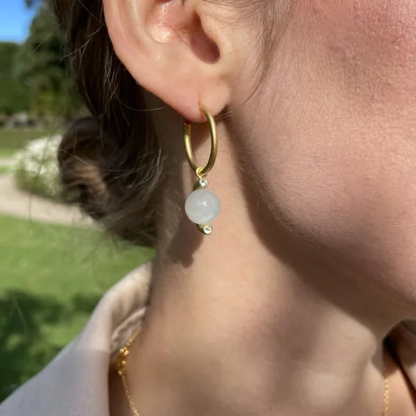 Water Hoops øreringe Månesten i forgyldt sølv i forgyldt sølv fra Spinning Jewelry