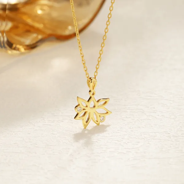 Lotus halskæde forgyldt i forgyldt sølv fra Spinning Jewelry