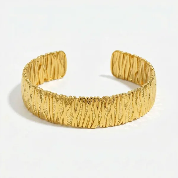 Chunky Hamret Bangle Guldbelagt i guldbelagt fra Prismila Jewellery