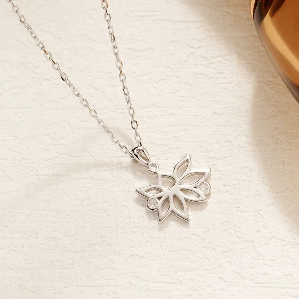 Lotus halskæde i sterlingsølv fra Spinning Jewelry